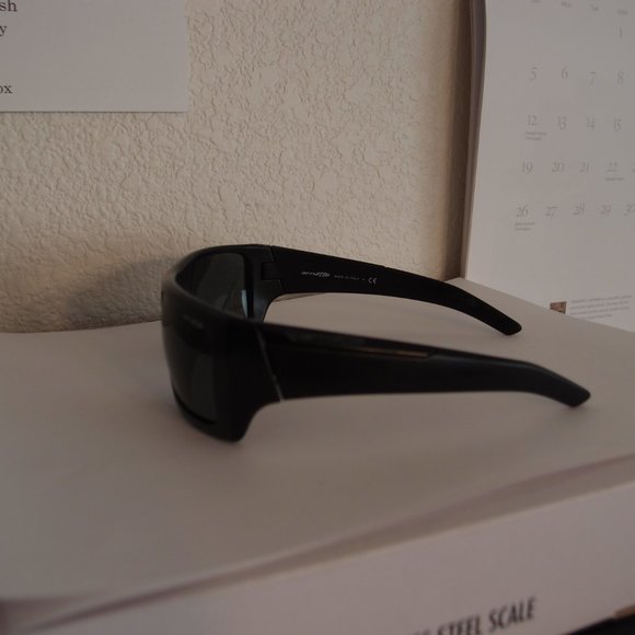 ARNETTE  \